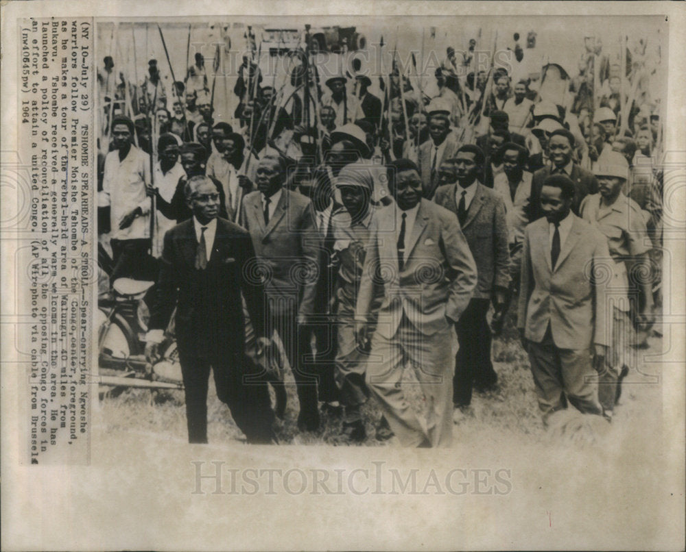 1964 Press Photo Moise Nshombe, Premier of the Congo, with Ngweshe warriors - Historic Images