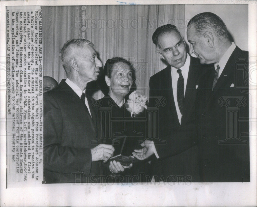 1965 Press Photo Admiral H. G. Rickover gets Enrico Fermi Medal from LBJ - Historic Images