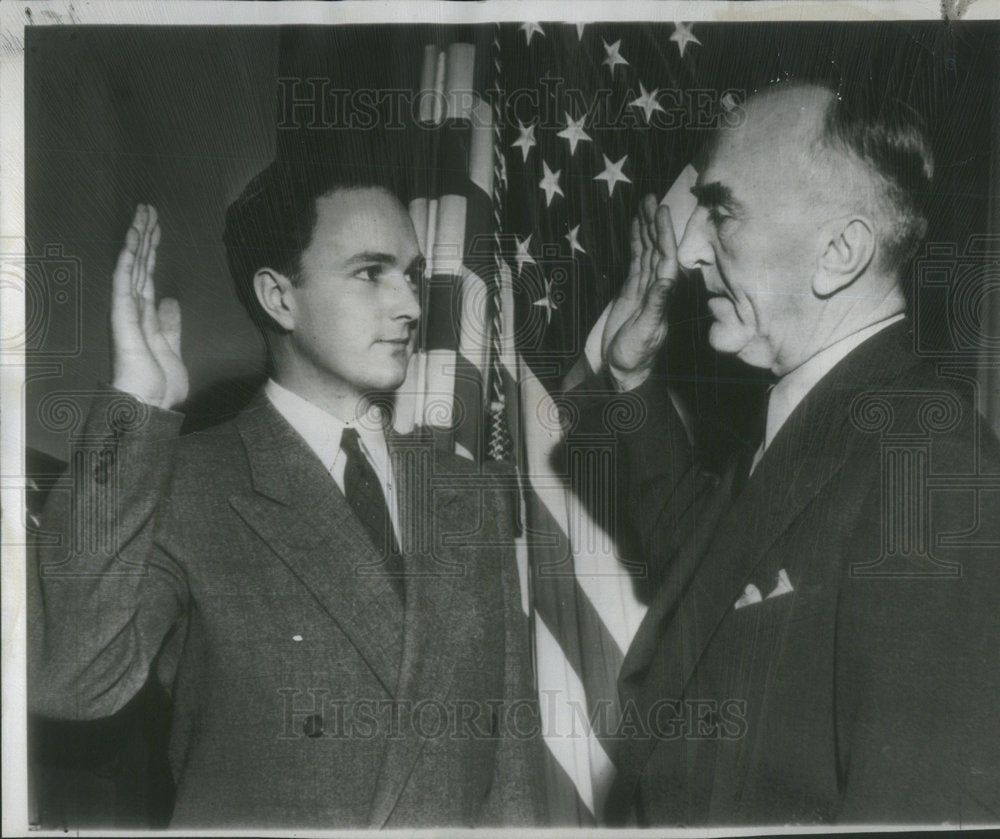 1951 Press Photo Capt. Eddie Rickenbacker swears in his son William as air cadet - Historic Images