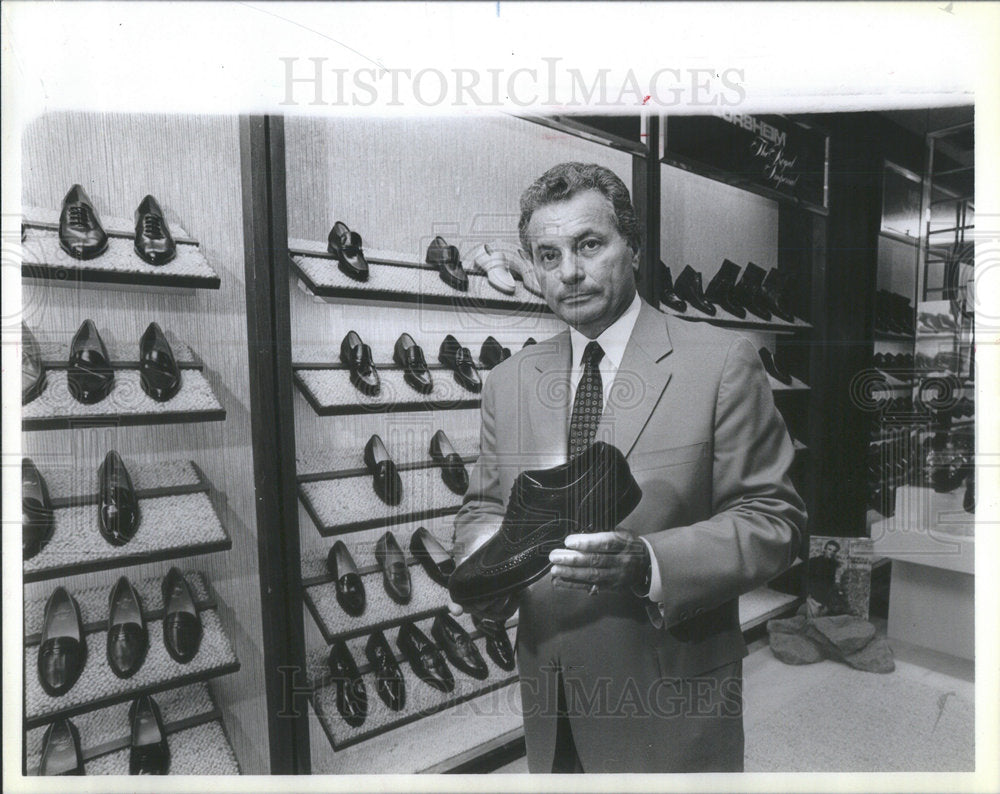 1987 Press Photo Ronald Mueller American Businessman - Historic Images