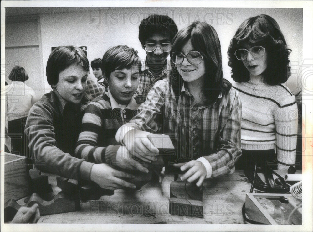 1982 Press Photo Kris watches Bryan Junior High classmates coordination games - Historic Images