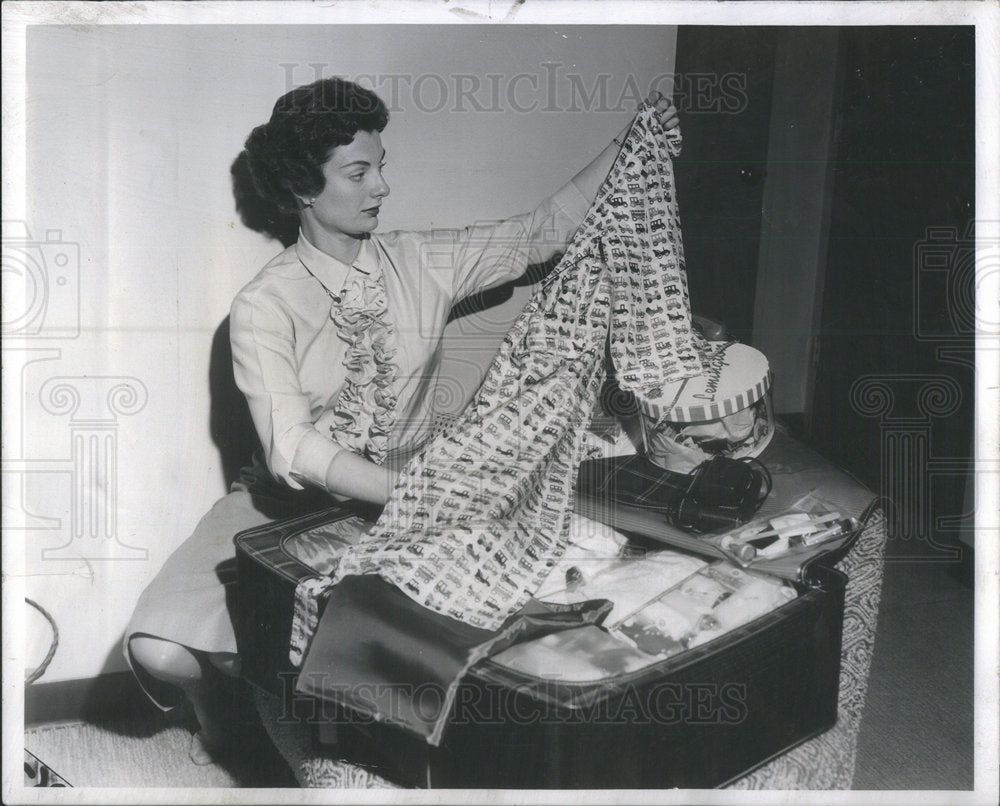 1958 Press Photo Jean Krueger weeks planning pay off neat job packing Europe - Historic Images