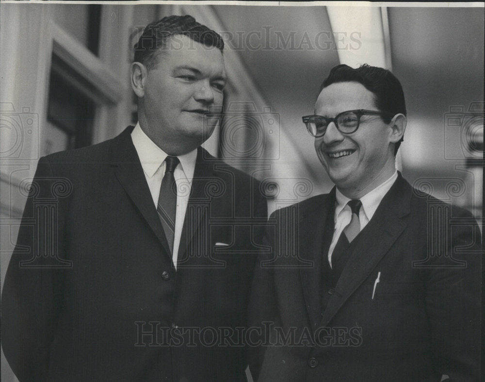 1965 Press Photo Assistant State Attorney Regan Trial Outside Courtroom - Historic Images