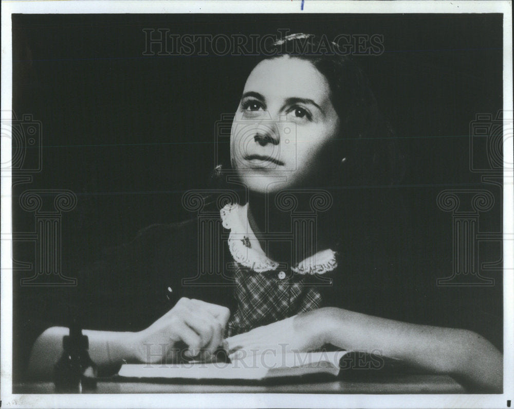 1986 Press Photo World Of Anne Frank Special Actress Schiff Diary Writing Scene - Historic Images