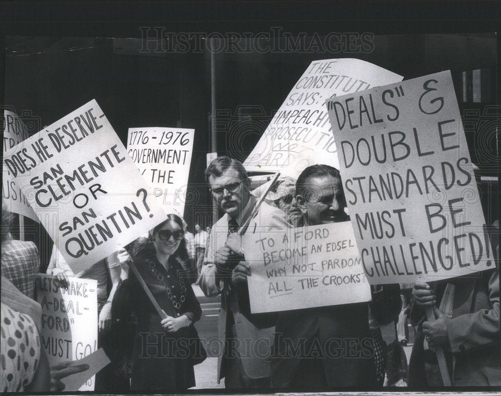 1974 Dirksen Federal Building Women For Peace Demonstrators-Historic Images