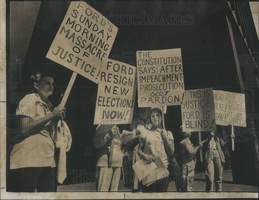 1974 Press Photo Nixon President Women Federal Building Dearborn Ford pardon - Historic Images