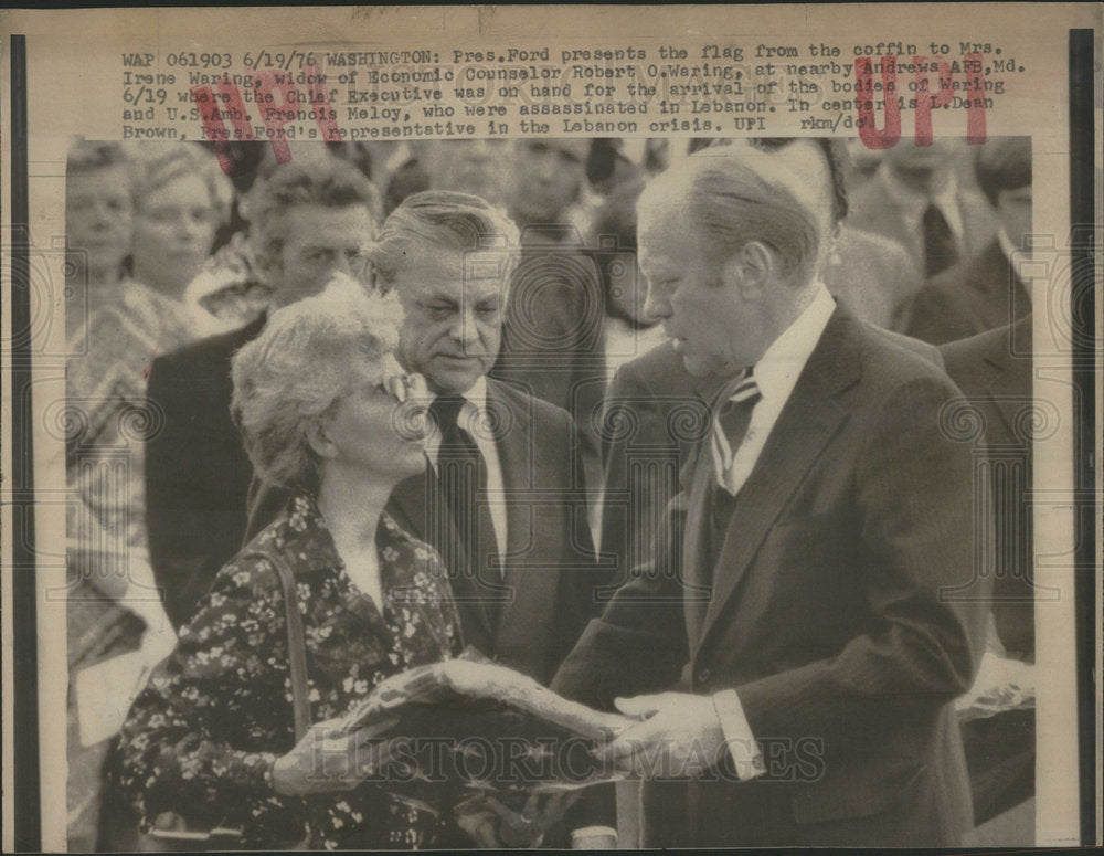 1976 Press Photo US President Ford Presents Flag to Mrs. Irene Waring - Historic Images