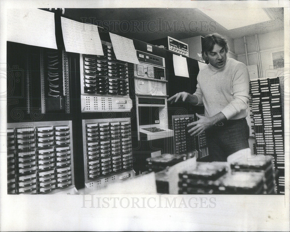 1977 Press Photo Charlie Warner checking WKQX FM Computers - Historic Images