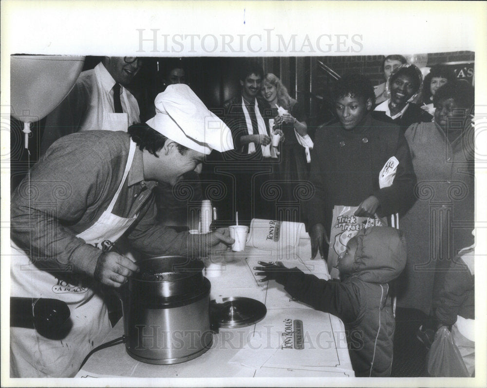 1985 Press Photo FRED WINSTON COOK TONY ROMA'S RESTAURANT - Historic Images