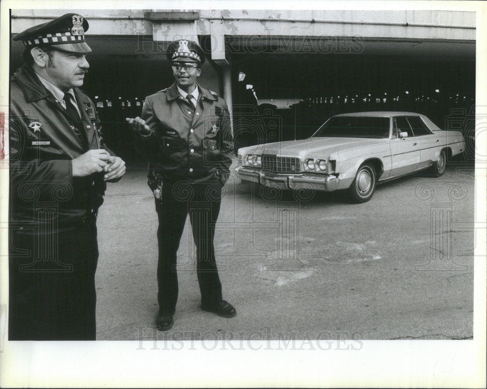 1982 Press Photo Police Officers Investigate Cop Shooting - Historic Images