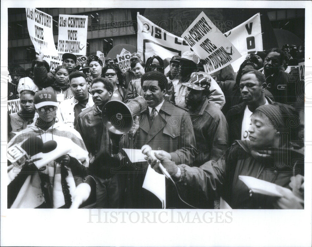 1993 Press Photo Jerry Washington Chicago crisis School Daley Plaza demonstrator - Historic Images