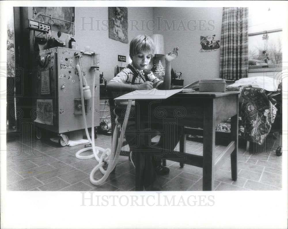 1982 Press Photo Young boy needs machines to live - Historic Images