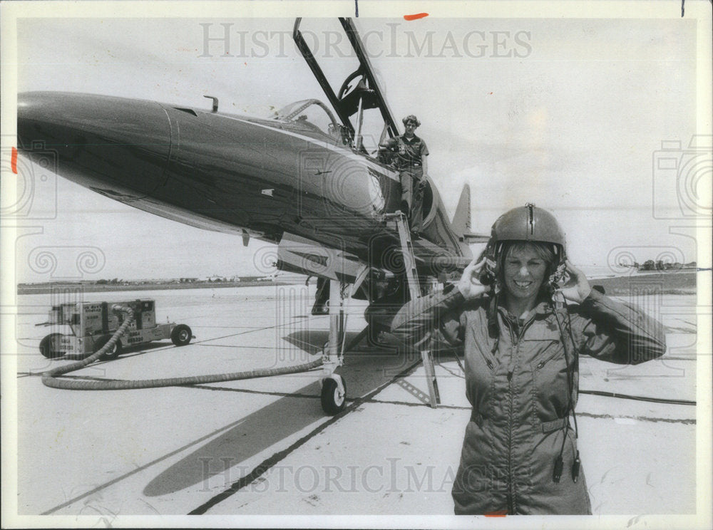 1981 Press Photo Reporter Pamela Warrick Blue Anger TA-4F Skyhowk Blue Angels - Historic Images