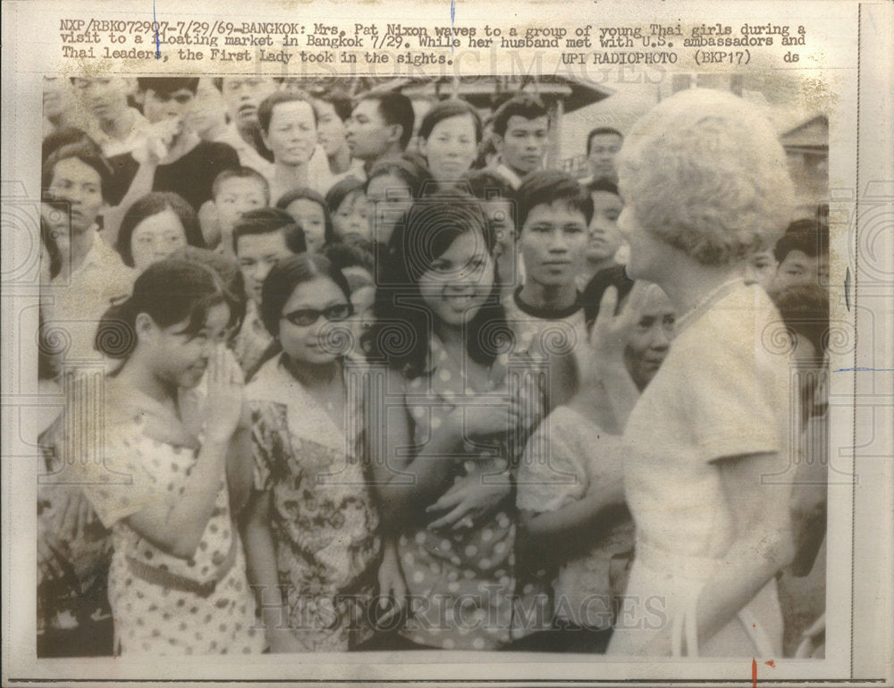 1969 Press Photo RICHARD M. NIXON PRESIDENT U.S.MRS. PAT NIXON WAVES BANGKOK - Historic Images