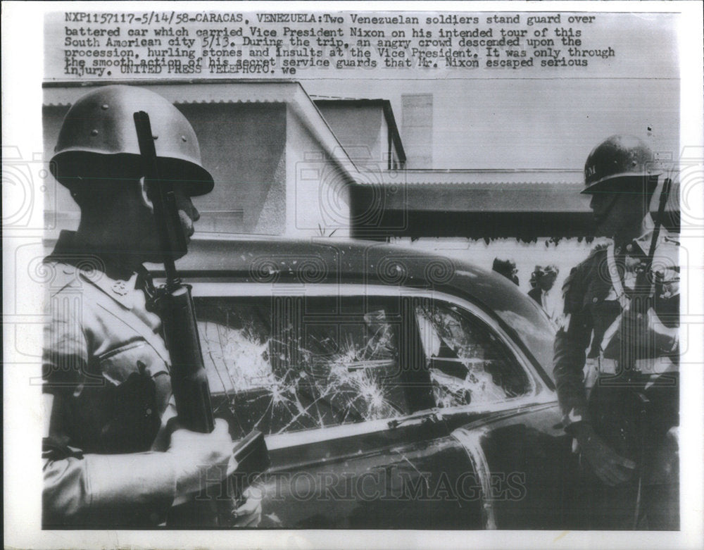 1958 Press Photo Two Venezuelan Soldier Guard Batter Carry Vice president Nixon - Historic Images