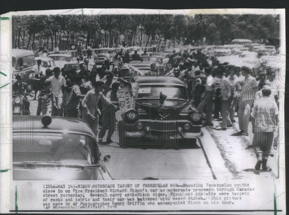 1958 Press Photo Youth Close To Nixon&#39;s Car As Motorcade Proceed Through Caracas - Historic Images