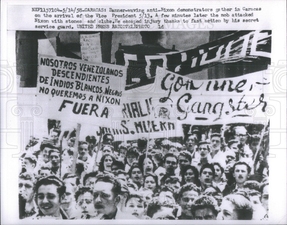 1985 Press Photo Demonstrators Banner Waving Anti-Nixon - Historic Images