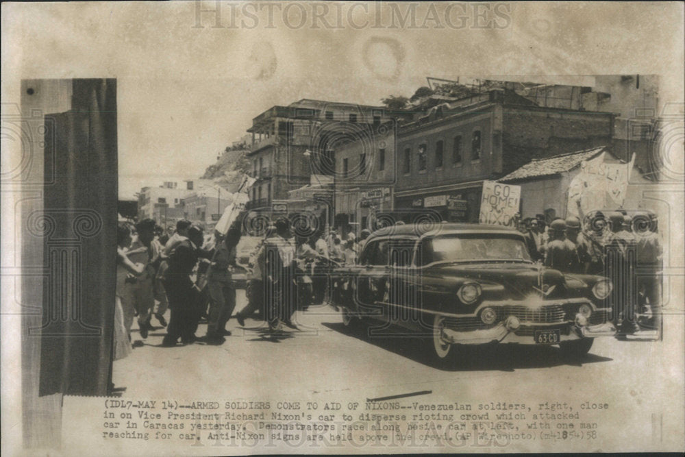 1958  RICHARD NIXON PRESIDENT U.S.VENEZUELAN SOLDIERS DISPERSE CROWD - Historic Images