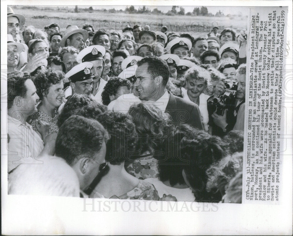 1959 Press Photo Vice President Richard Nixon Enthusiastic Crowd Leningrad Union - Historic Images