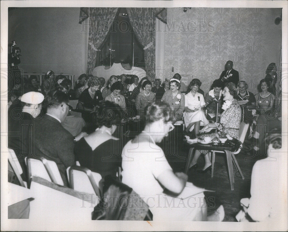 1960 Pat Nixon Gay Time Quips Reporter Press Conference Mayfair - Historic  Images