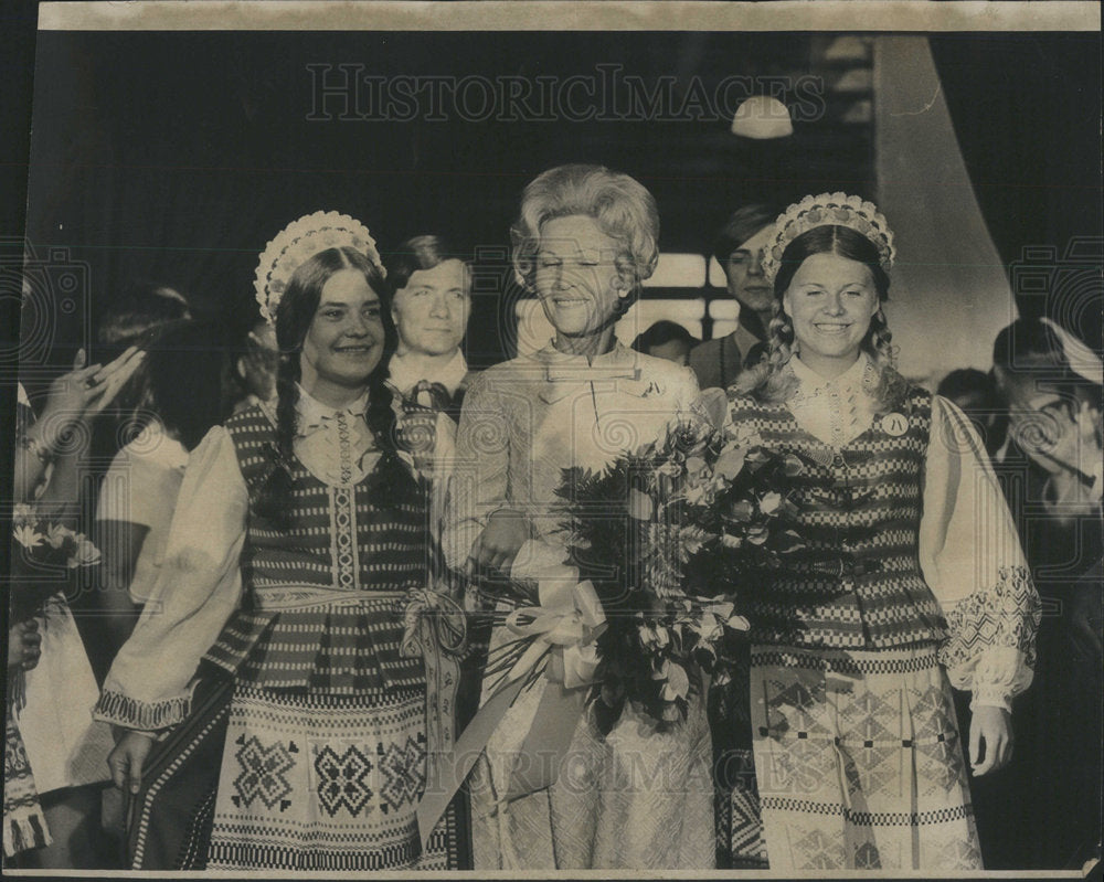 1927 Press Photo Mrs Nixon Arrives Lithuanian FolkDance Festival At Amphitheatre - Historic Images