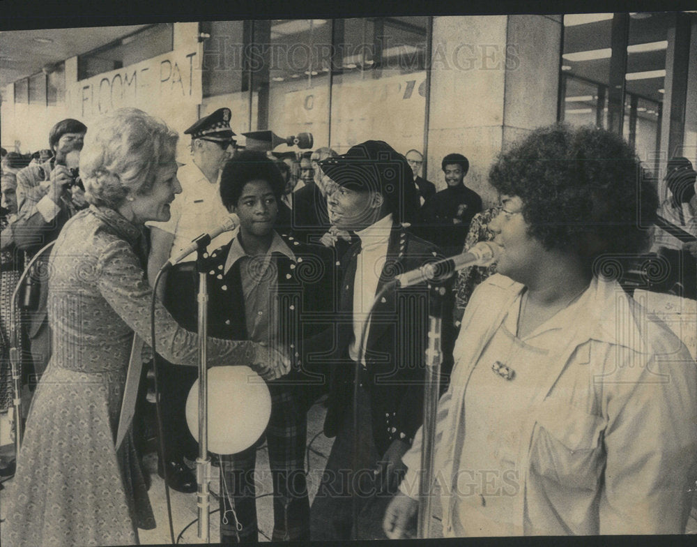 1972 Mrs Nixon Richard Member Spidell Rock Group Play Arrive - Historic Images