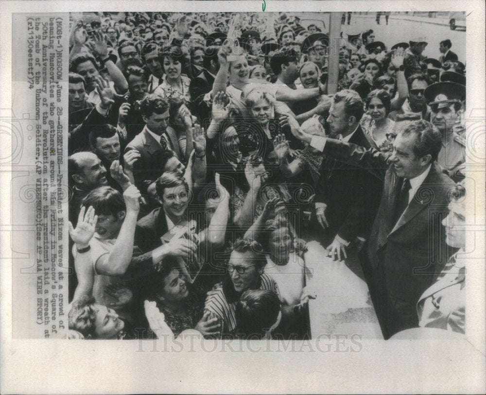 1974 Press Photo President Nixon Muscovite Revolution Mroath Tomb Soldier - Historic Images