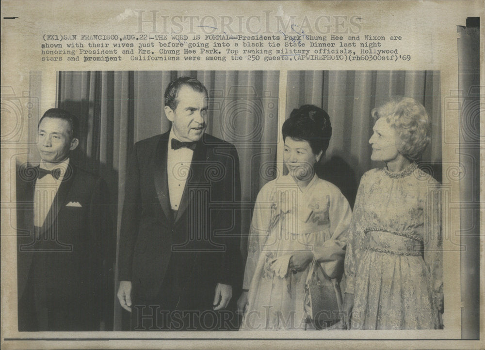 1969 Press Photo Park Shung Hee Nixon Shown With Wives Going Into Sate Dinner - Historic Images