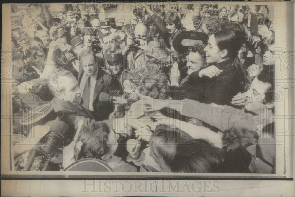 1974 Press Photo President Nixon Mingles With Crowd Outside US Embassy In France - Historic Images