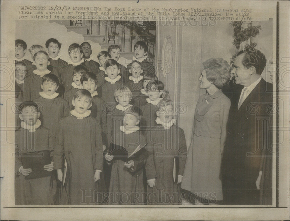 1969  PRESIDENT RICHARD M. NIXON U.S. MRS. NIXON BOYS CHOIR CAROL - Historic Images