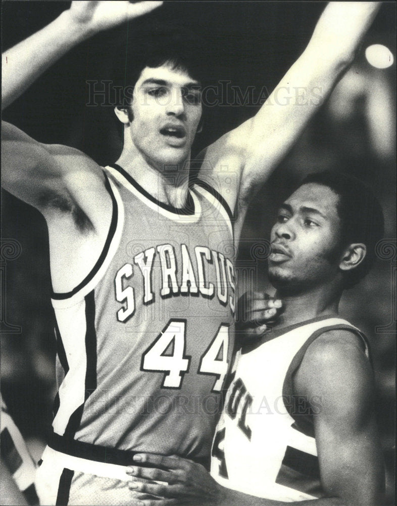 1981 Press Photo De Paul Mark Syracuse Dan Schayes Terry Cummings foul trouble - Historic Images