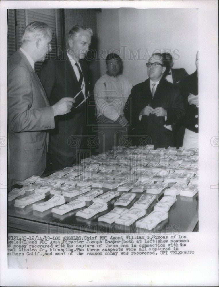 1963 Chief FBI Agent Simons And Joseph Casper Show Money To Newsmen - Historic Images
