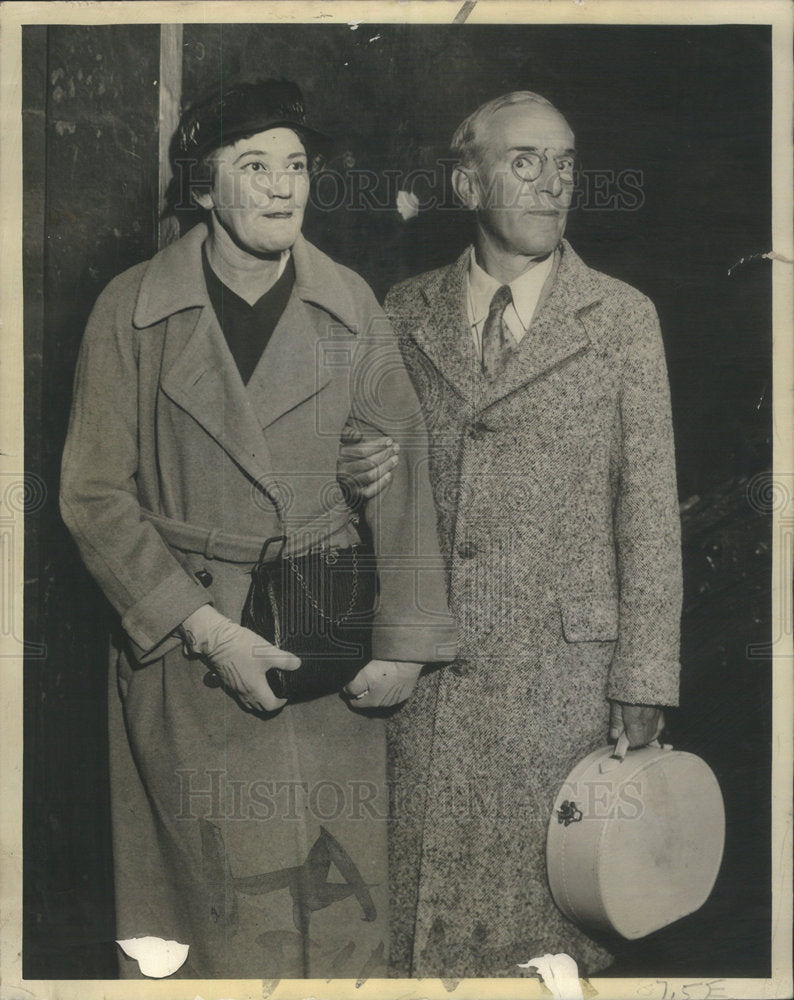 1933 Press Photo Chicago Northwestern Depot Mr Mrs Sinclair Los Angeles Ltd Wife - Historic Images