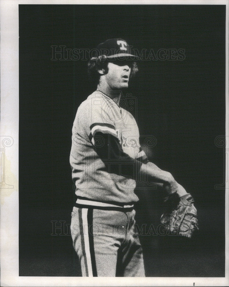 Press Photo Baseball Player  glove - Historic Images