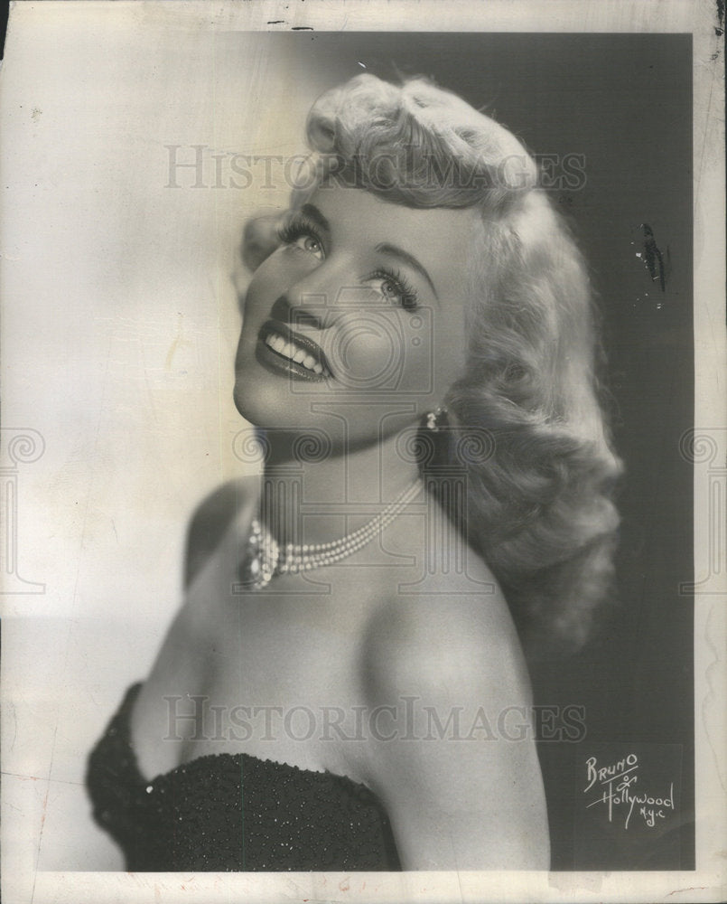 Press Photo Betty Reilly Myron Cohen Chez Paree sings peppy Latin American Song - Historic Images