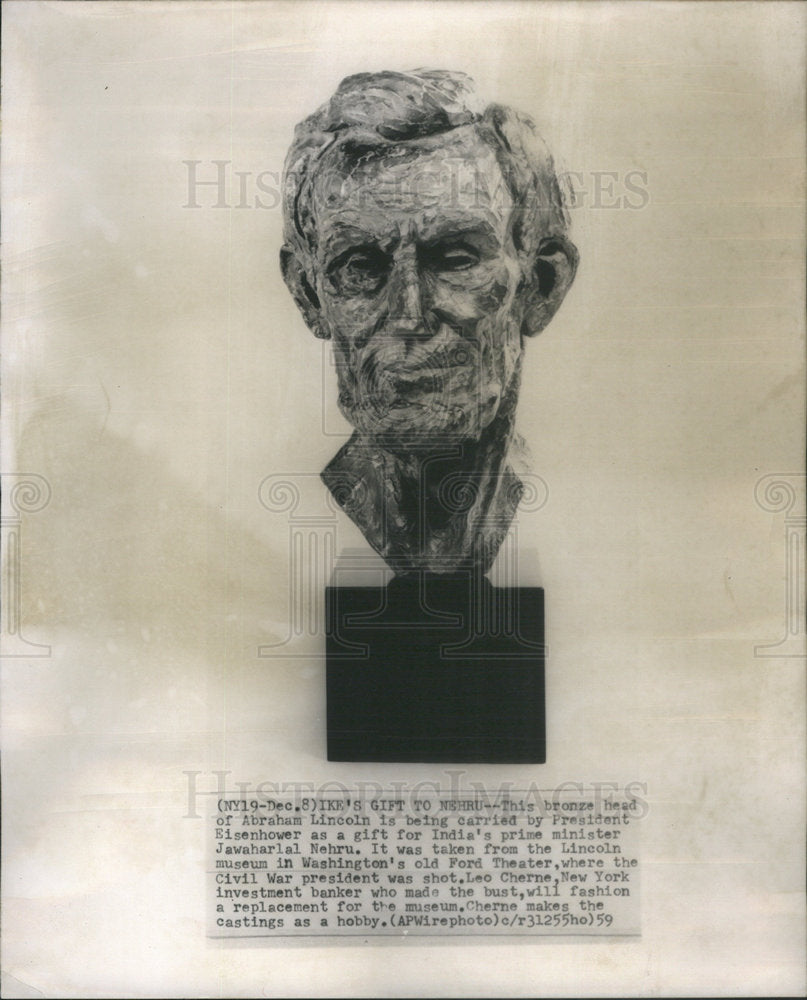 1959 Press Photo Bronze Head Of Lincoln Carried By Eisenhower As Gift To Nehru - Historic Images