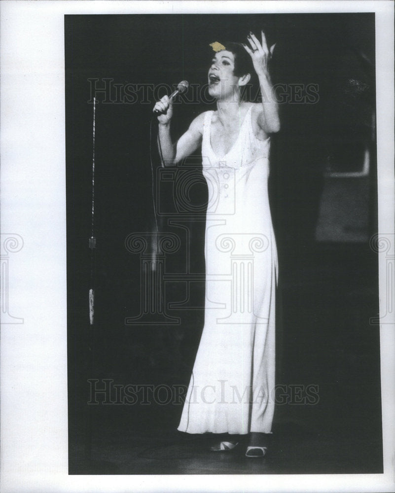 1976 Press Photo Betty Rhodes Famous Singer Stage Maris Country Clark - Historic Images