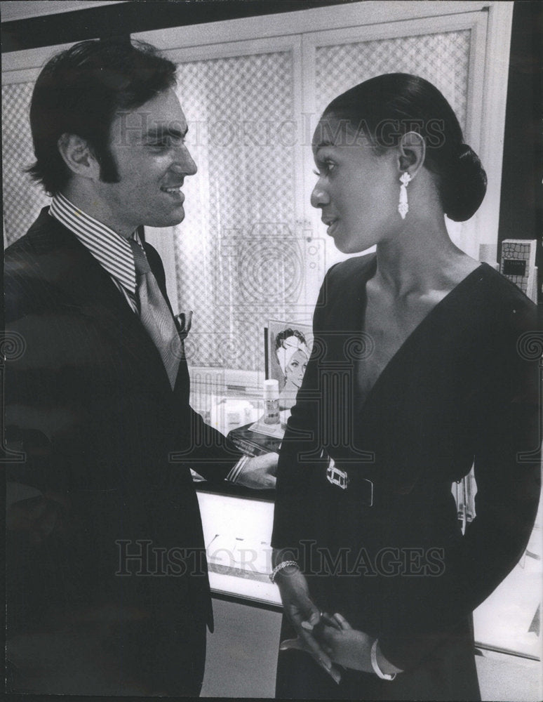 1970 Press Photo John Revson Revlon Crystall Ball Cocktail Chat Model Dori Wison - Historic Images