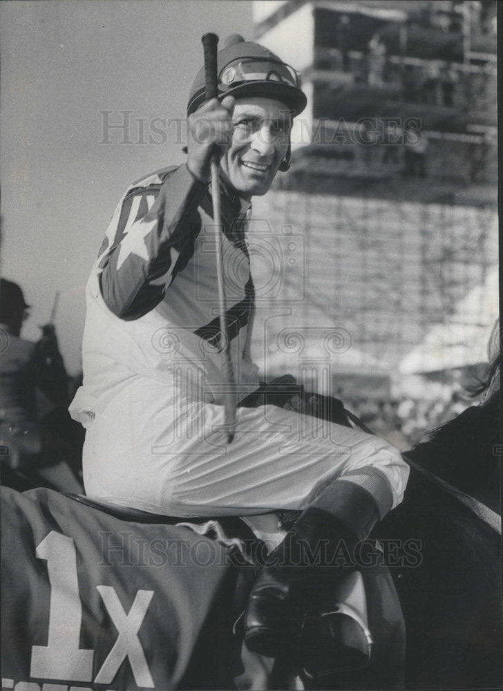 1986 Press Photo Jockey Fernando Toro signals crowd winner big race Sunday - Historic Images