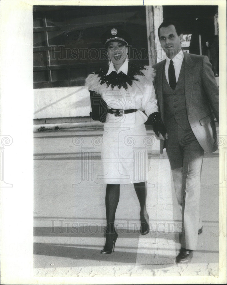 1985 Press Photo Designer Towanna Dominick Grasso Wear Feather Little Sculpture - Historic Images
