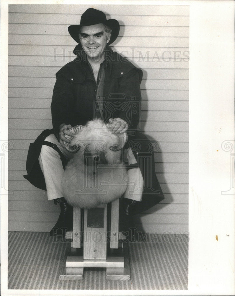 1985 Press Photo Australian Riding Drover Coat Fashion Cloths - Historic Images