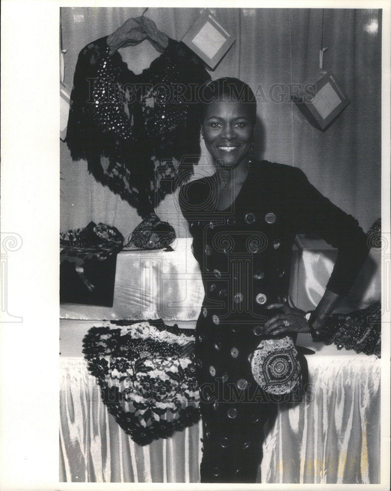 1987 Press Photo Cicely Tyson Clothes accessories Photographer Amanda Alcock - Historic Images