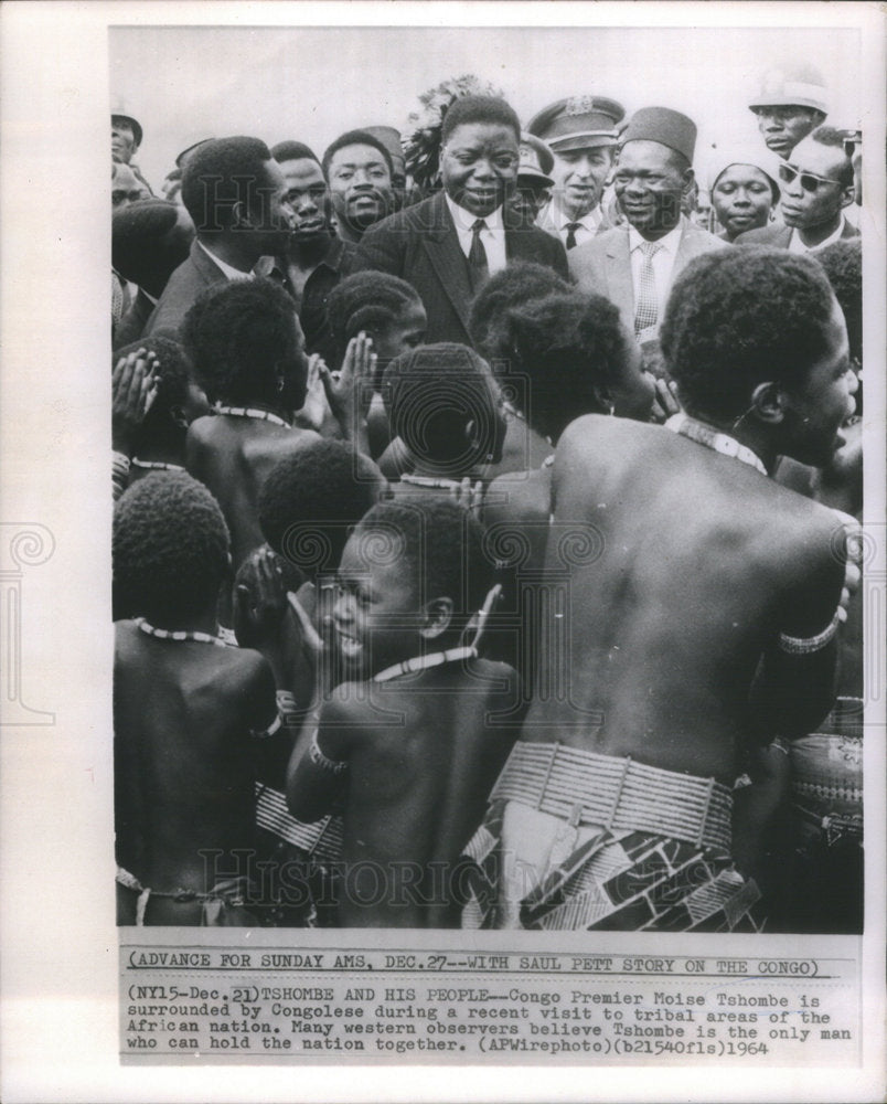 1964 Moise Tshome surrounded by Congolese during his visit. - Historic Images