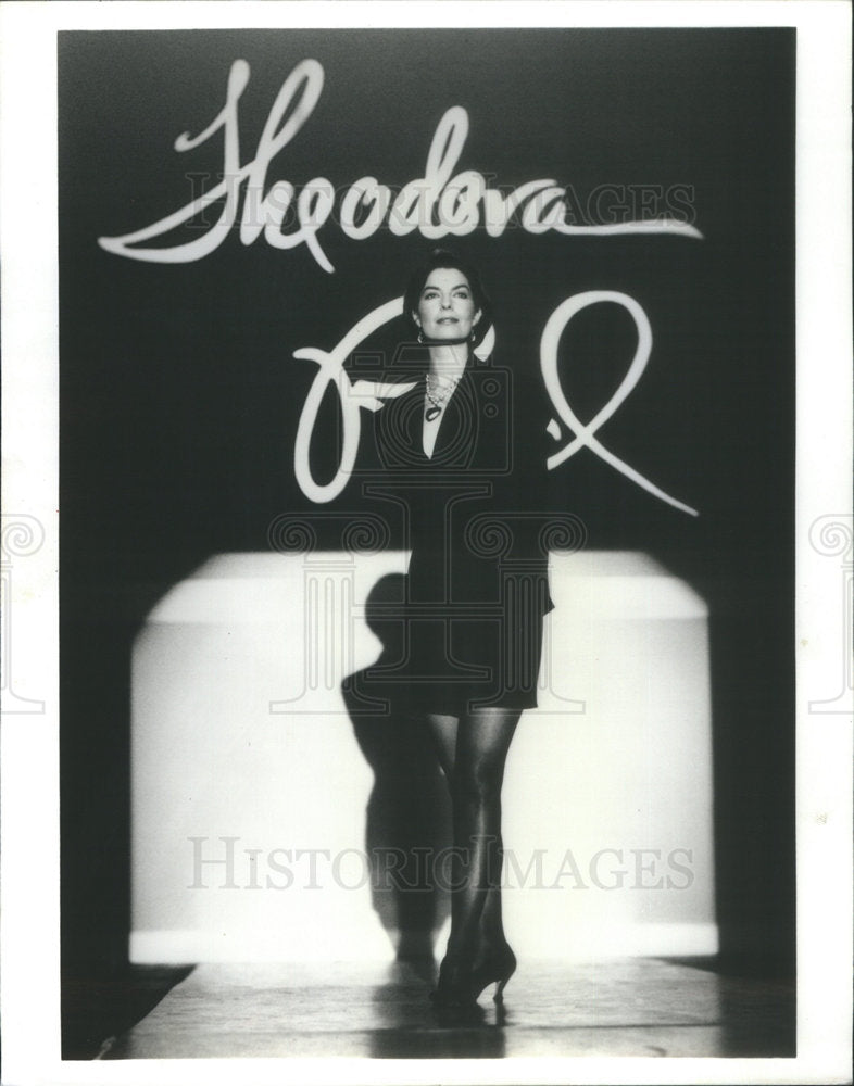 1992 Press Photo Triumphant Sela Ward after Unveiling New Clothing Line in Show - Historic Images