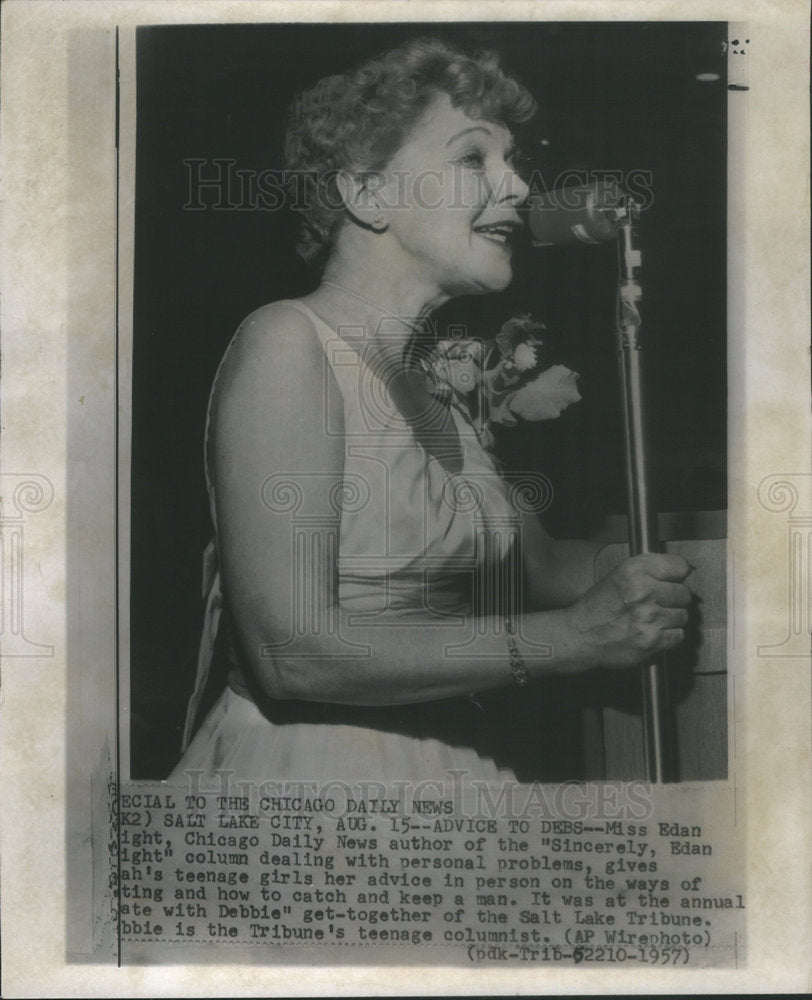 1957 Press Photo Edan Wright American Author Writer Journalist Daily News Chic - Historic Images