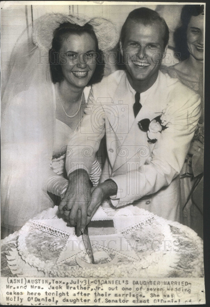 1941 Press Photo Mr & Mrs Jack Wrather Cut Their Wedding Cake - Historic Images