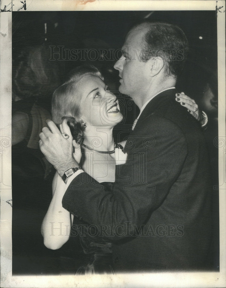 1948 Press Photo Granville Husband Wrather Oil Man On Floor At Ciro's Nightspot - Historic Images