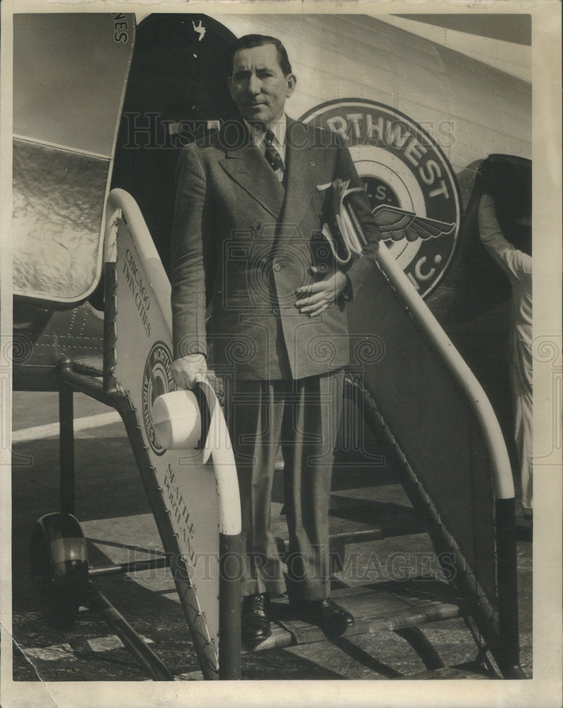 1941 Pepper Boarded Plane For Helena Montana Arrival From St Louis - Historic Images