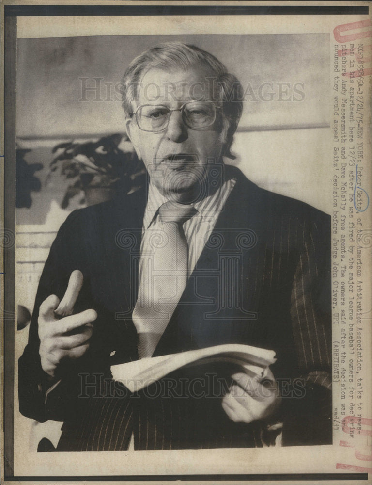 1975 Peter Seitz Talks To Newsmen In Apartment With Hessersmith - Historic Images