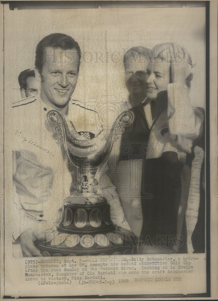 1968 Press Photo Billy Schumacher Hydroplane Accept Gold Cup After Race On River - Historic Images